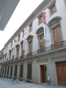 Fachada del palacio de Altamira de Madrid en el nº 8 de la c/ de la Flor Alta en el distrito centro de Madrid. Sede del instituto republicano Quevedo.