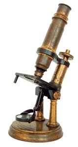 Microscopio monocular Verick nº 7 utilizado por el joven Oswaldo Cruz durante su formación, entre 1893 y 1896. Foto Acervo COC